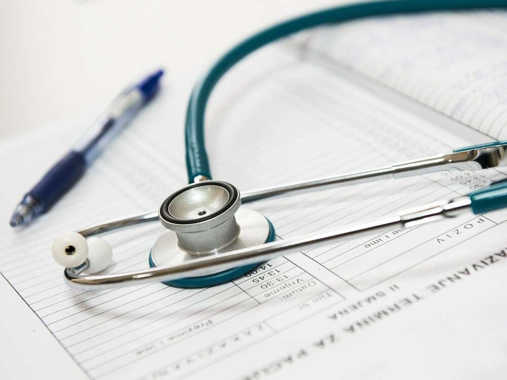 Asesor de salud revisando plan